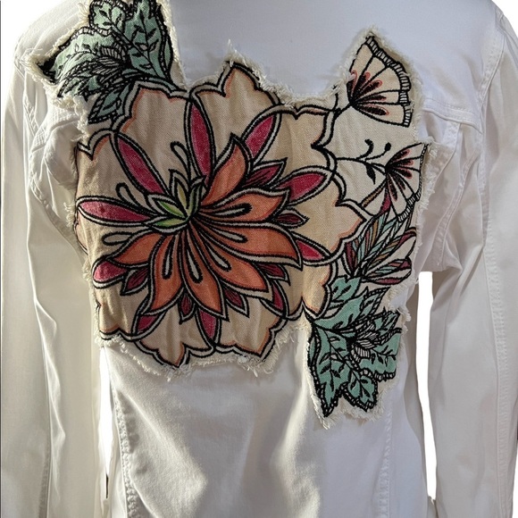 CHICO’S WOMENS WHITE JEAN JACKET SIZE 8-10 WITH PRETTY FLORAL ON BACK - Picture 5 of 12